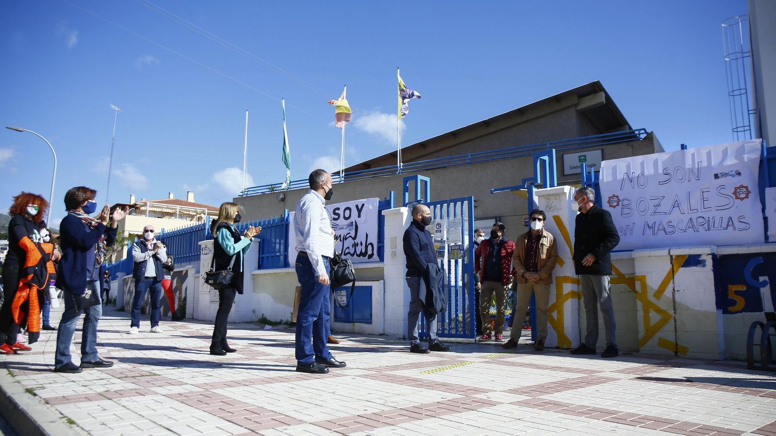 Padres y docentes se concentran en apoyo al centro este lunes.