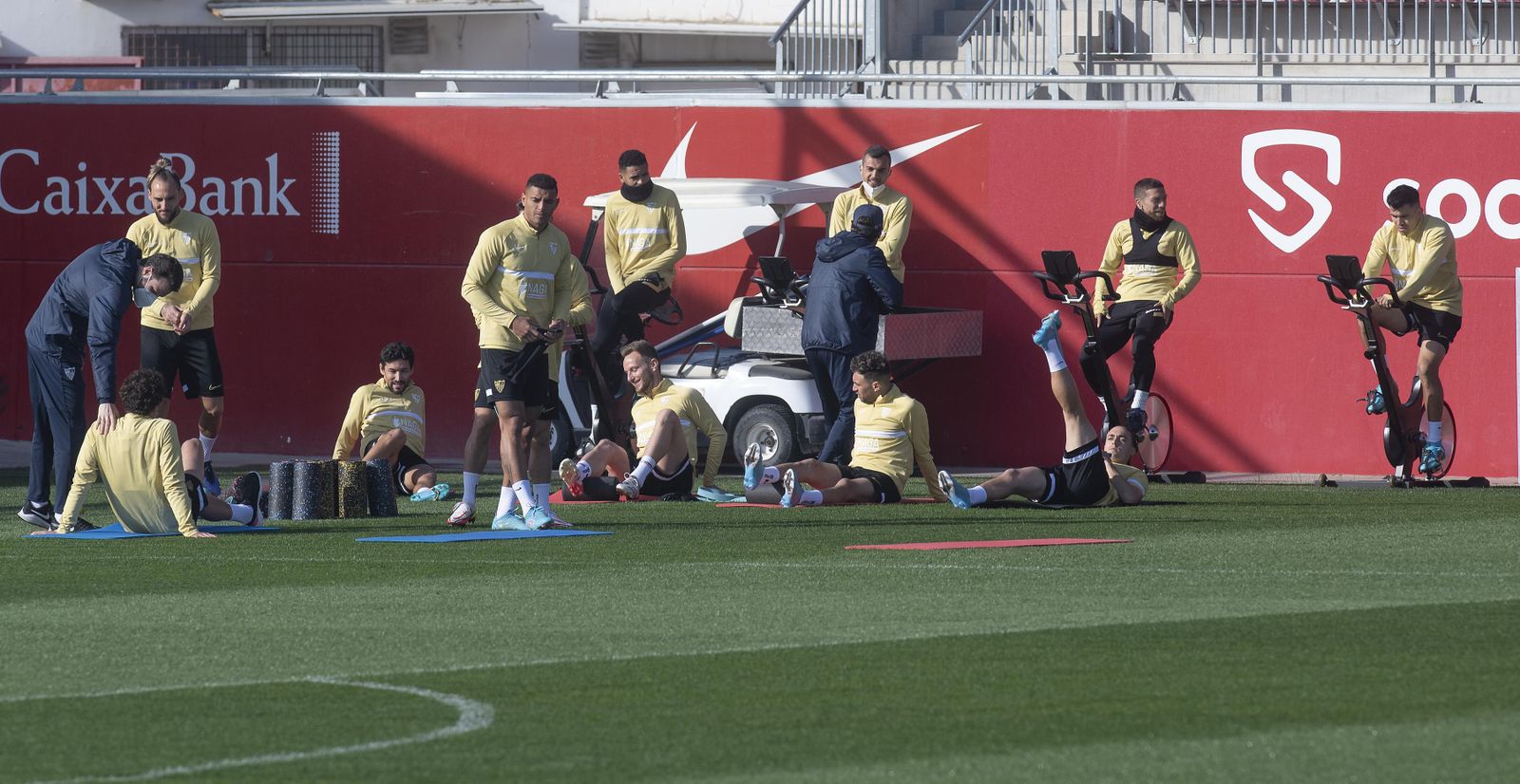 Los jugadores del Sevilla hacen trabajo preventivo por postas.