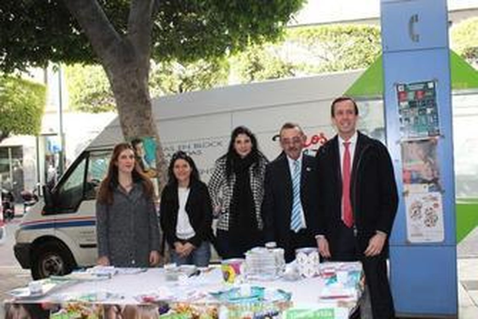 El delegado de Salud de la Junta en Almería junto al presidente de Alcer y otros miembros del colectivo almeriense en una mesa informativa.