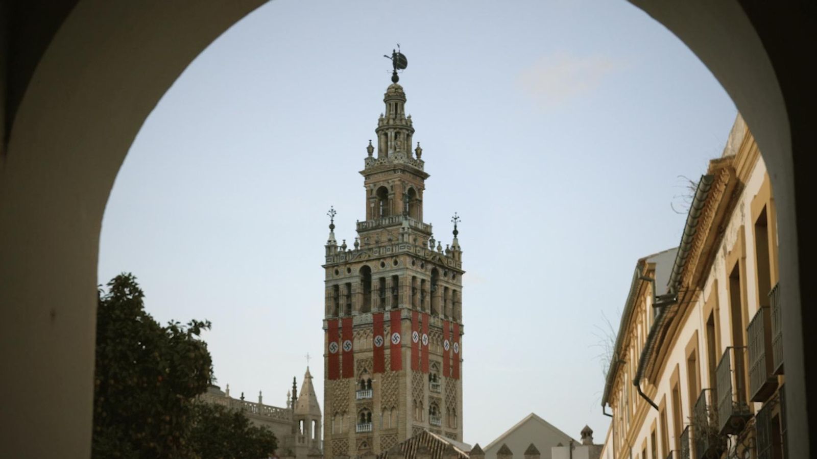 Imagen recreada de la Giralda con esvástica.