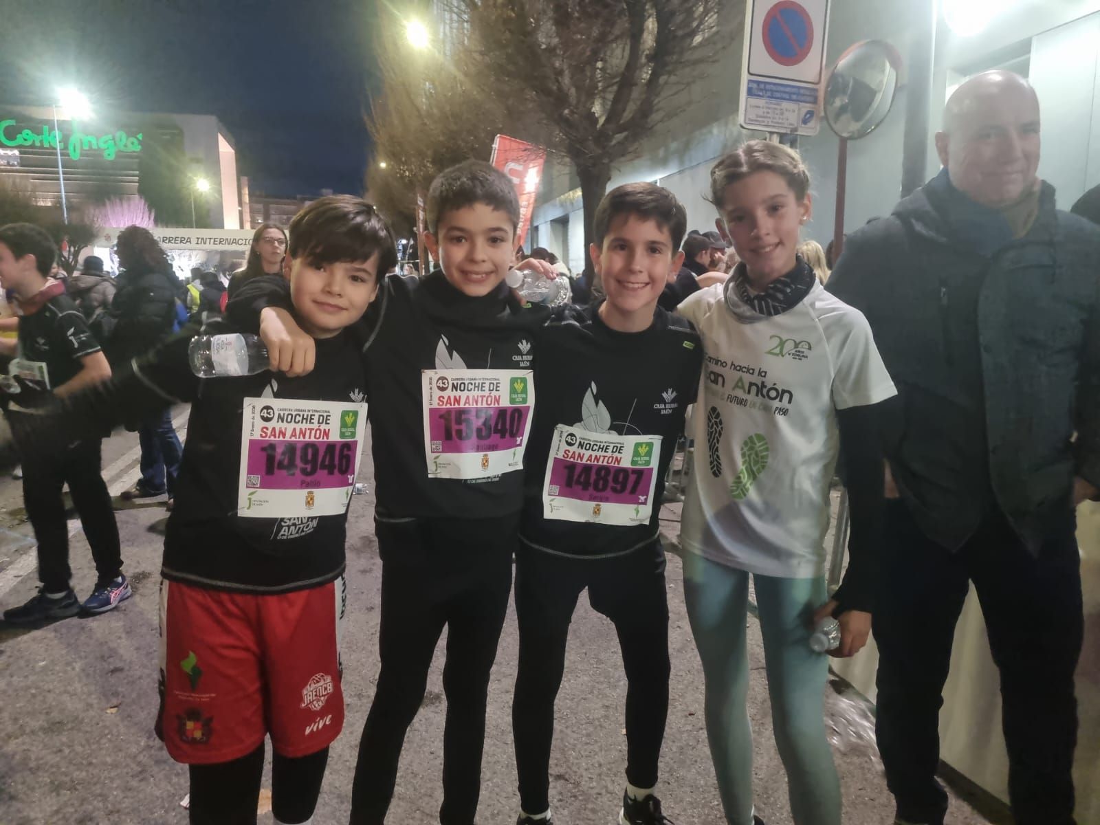 En imágenes: 2.000 atletas brillan con luz propia en la infantil de la Carrera de San Antón 2026