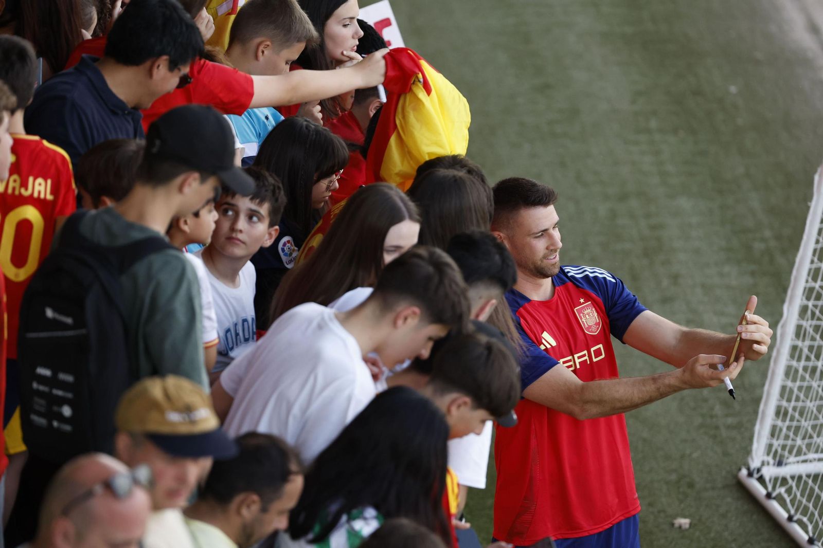 Dean Huijsen sonríe con España mientras espera a Isco