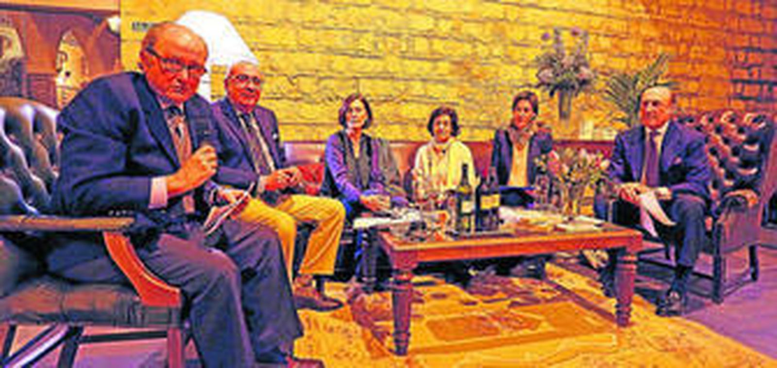 Imagen de la mesa de presentación ayer de la obra 'Lo que diga Mimi...' en la bodega 'Los Gigantes'.