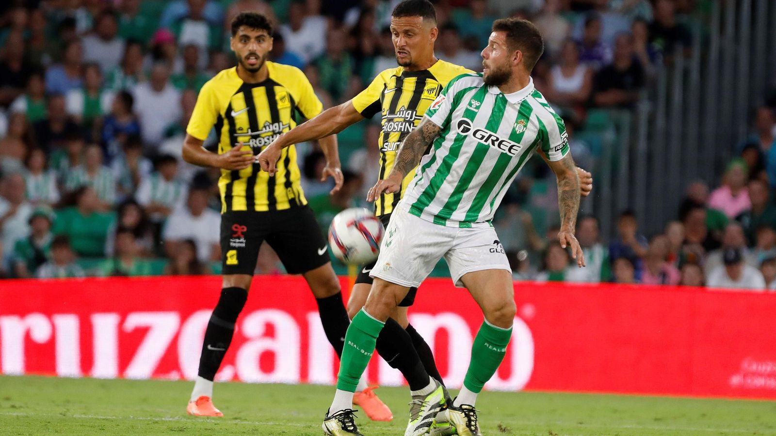 Aitor Ruibal, que volvió a jugar en punta ante el Al Ittihad, en un lance con Luiz Felipe.