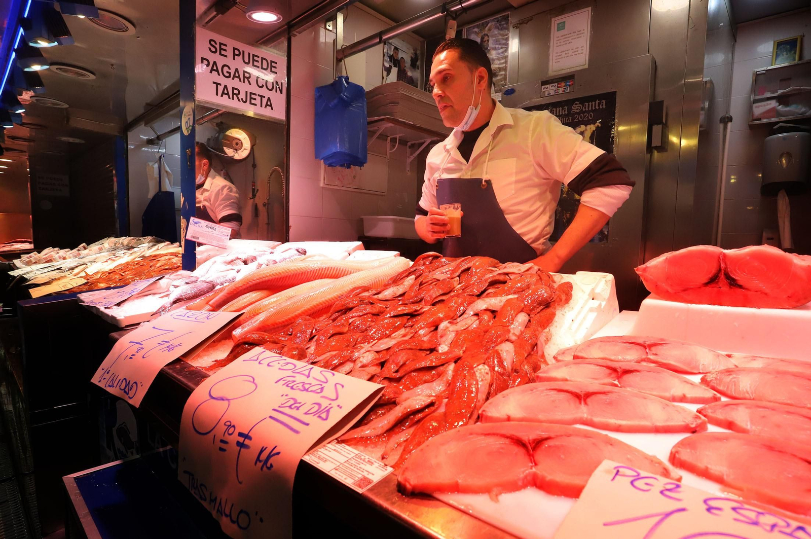 Imágenes del ambiente en el Mercado del Carmen en plena huelga de transportistas
