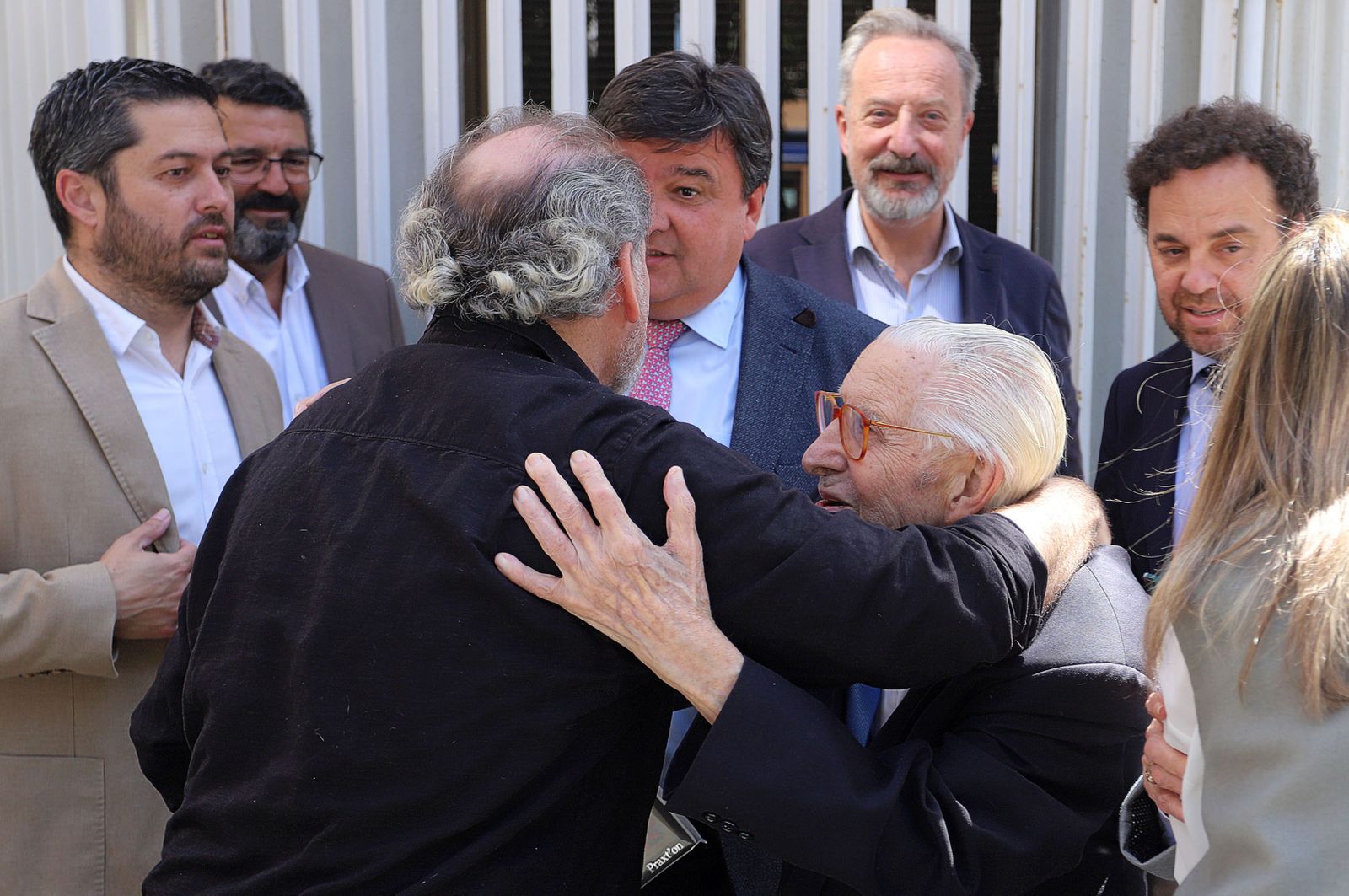 Imágenes del descubrimiento del relieve homenaje al poeta José Manuel de Lara