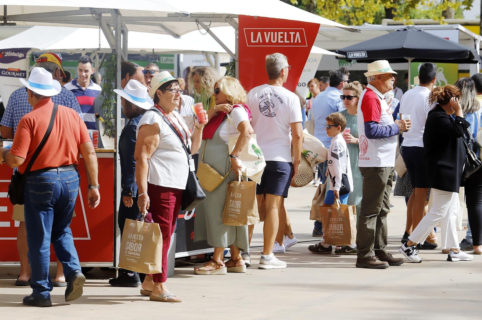 Imágenes de la Vuelta Ciclista a España en su salida desde Aracena en la 17ª etapa