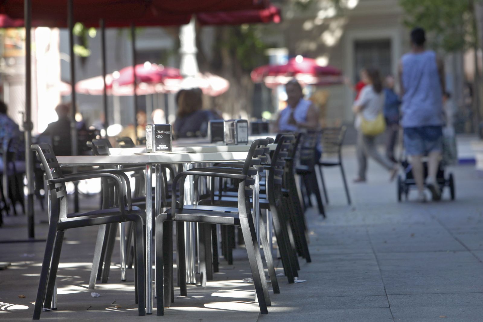 Parte de la terraza de un bar con autorización municipal instalada en una plaza de la ciudad.