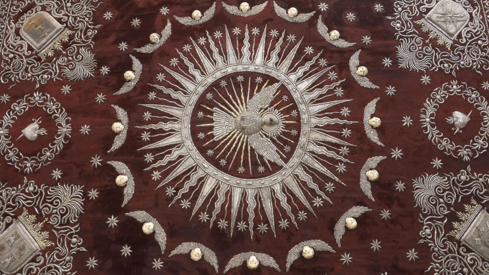 El techo de palio, con la reintegración "discernible" de las lagunas de terciopelo.