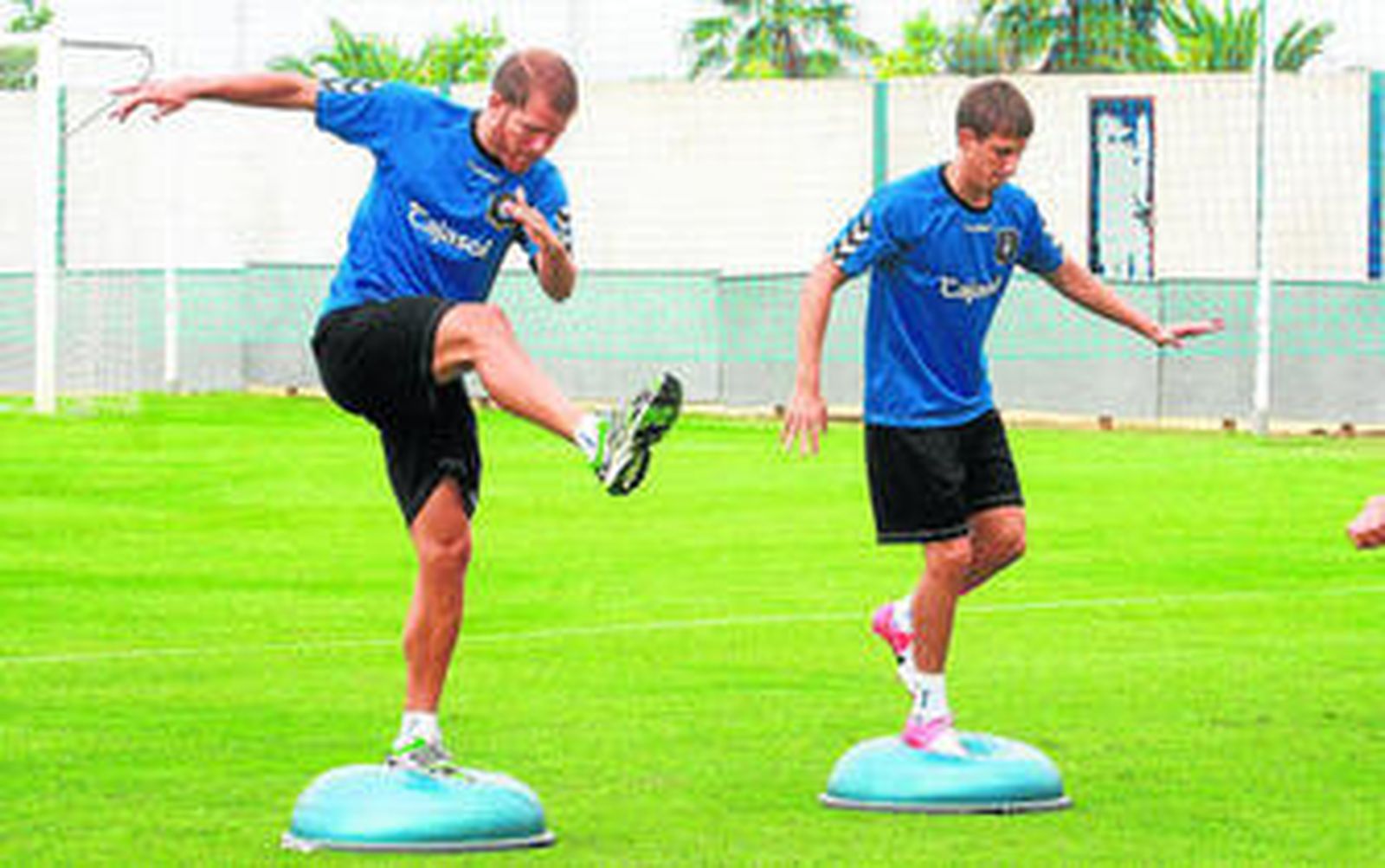 Morcillo -izquierda- realiza un ejercicio de equilibrio junto a Alexander.