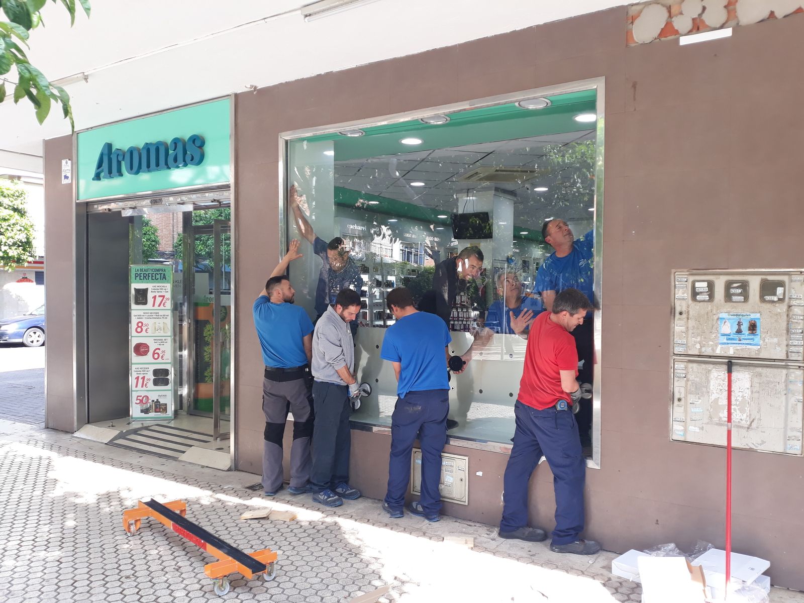 Sustitución del cristal del escaparate de la tienda Aromas en la plaza de la Juncal.