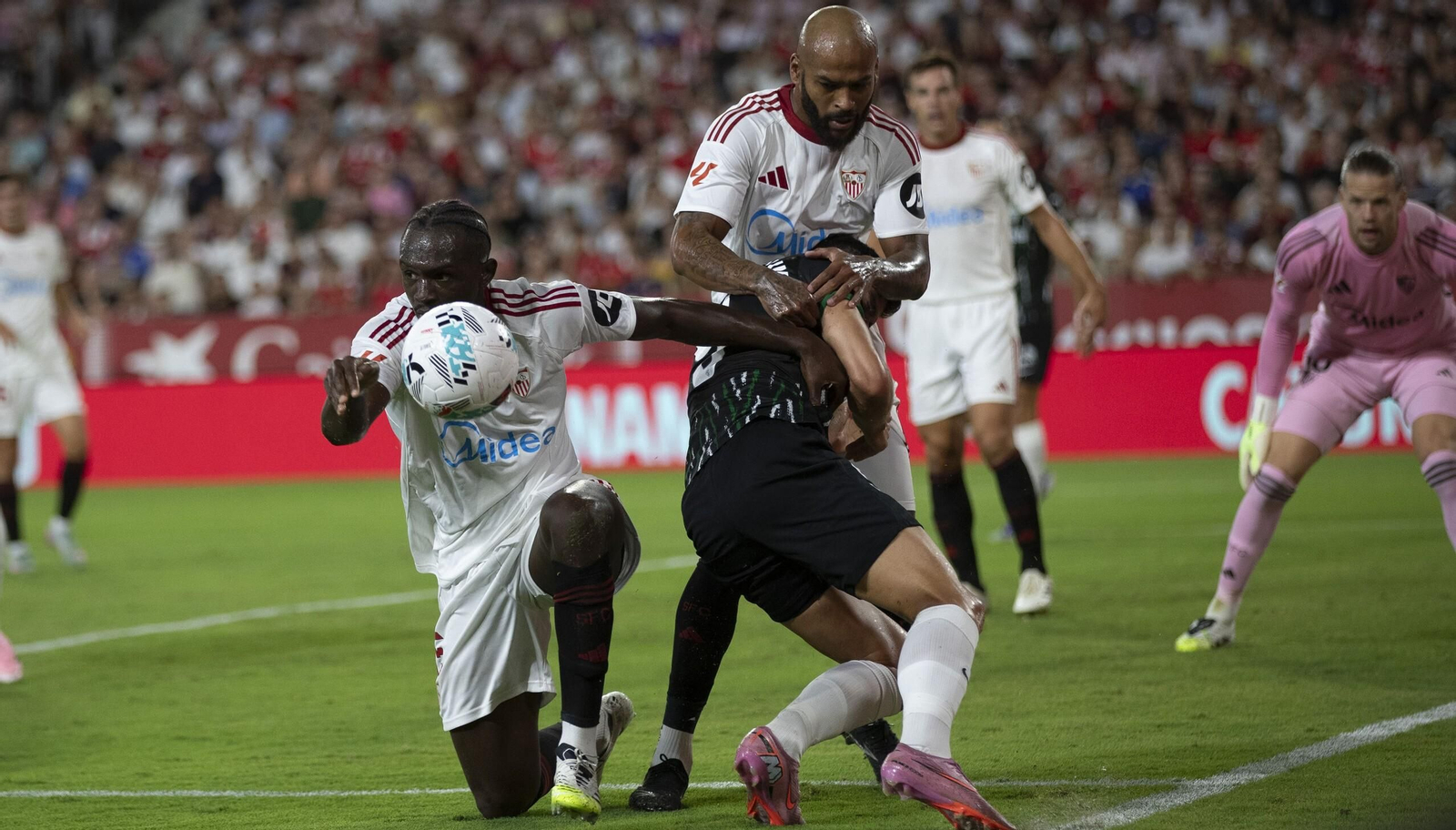 Nianzou se lleva un balón junto a Marcao en su área en la primera mitad.