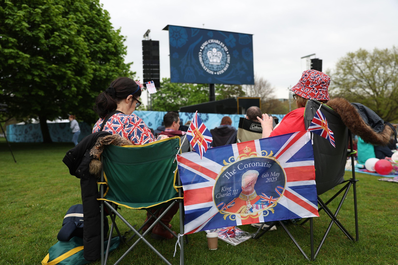 Los ciudadanos apoyan a Carlos III en el día de su coronación