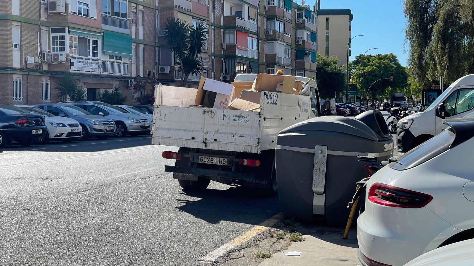 Un camión recoge elementos voluminosos en Puerta Blanca.