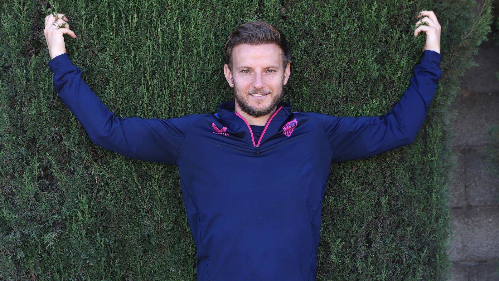 Rakitic posa en la ciudad deportiva. Rakitic posa en la ciudad deportiva.