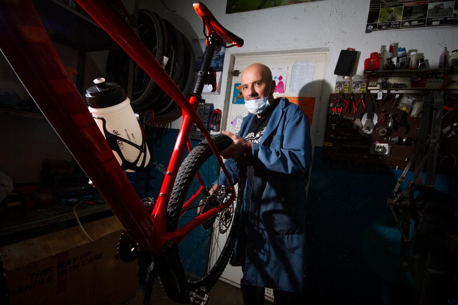 Taller de bicicletas en Granada, un negocio en auge en la desescalada