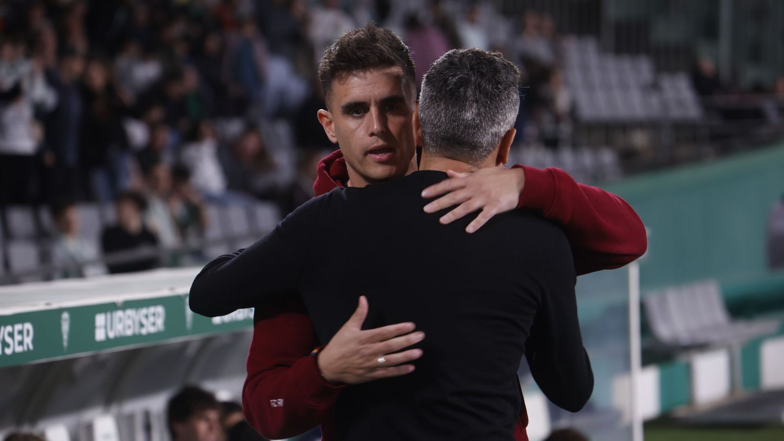 Carles Manso saluda a Iván Ania antes del Córdoba CF-Andorra.