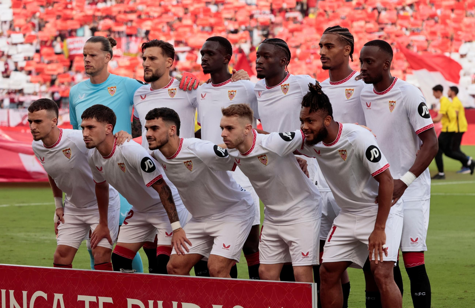 Once inicial del Sevilla, con Lukébakio sobre Ejuke a la derecha de la formación.