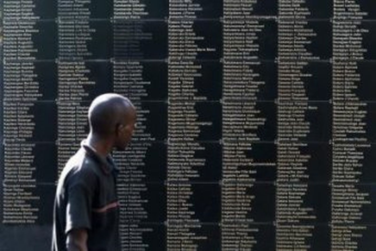 El muro donde están los nombres de todas las víctimas de la Guerra Civil de Burundi.