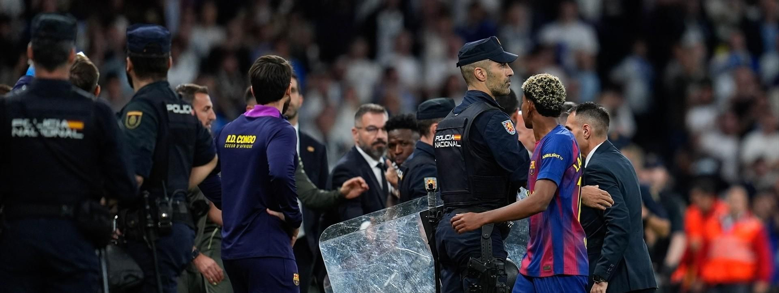 Lamine Yamal se encara con Vinícius al finalizar el partido.