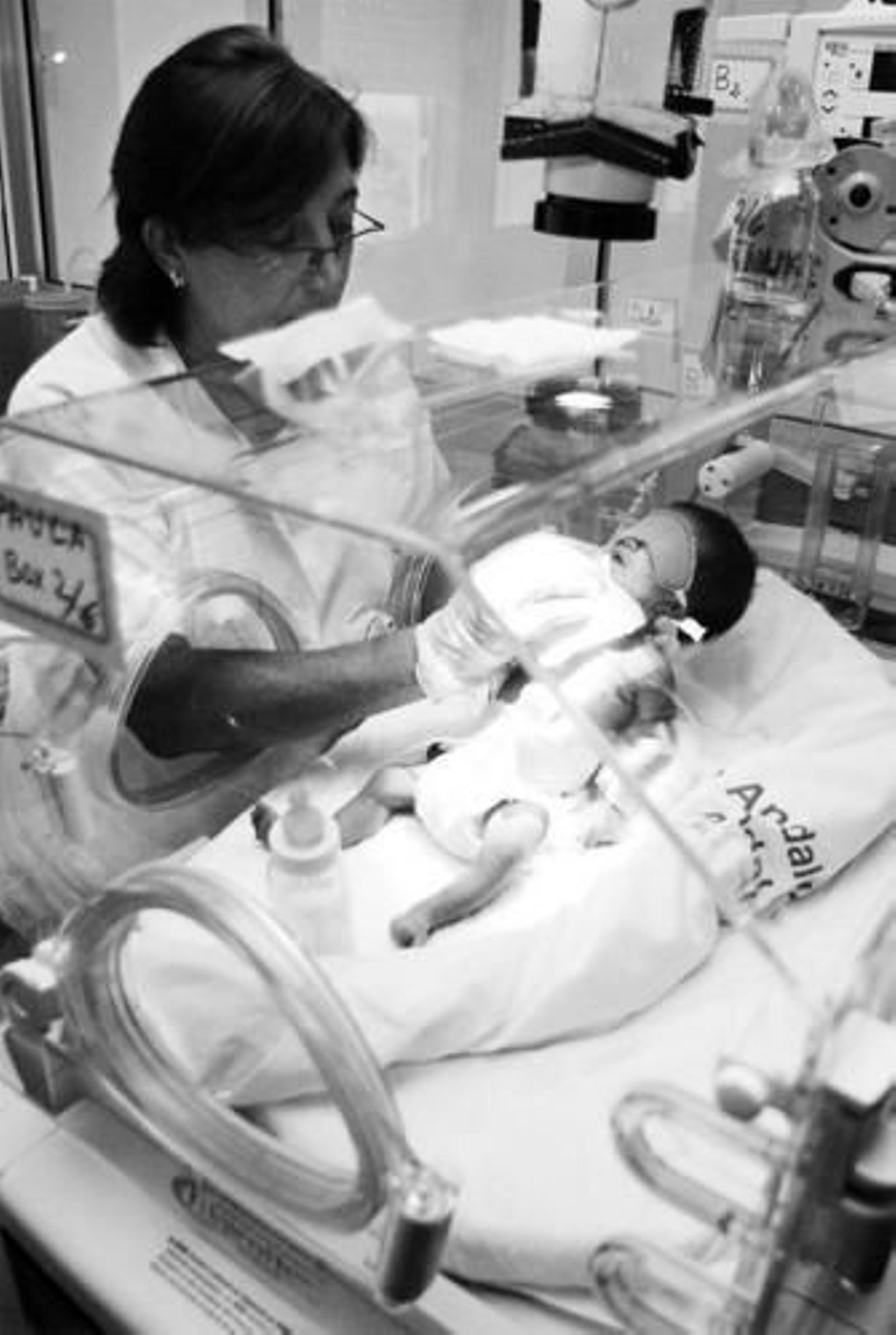 Una enfermera atiende a un bebé en el Hospital Infanta Elena de Huelva.