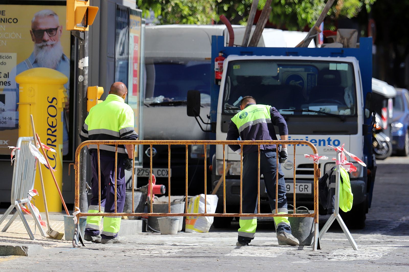 Gente trabajando en una obra