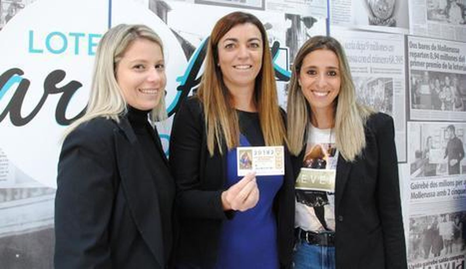 Marta Barcala, en el centro,  con el 20182 en la mano