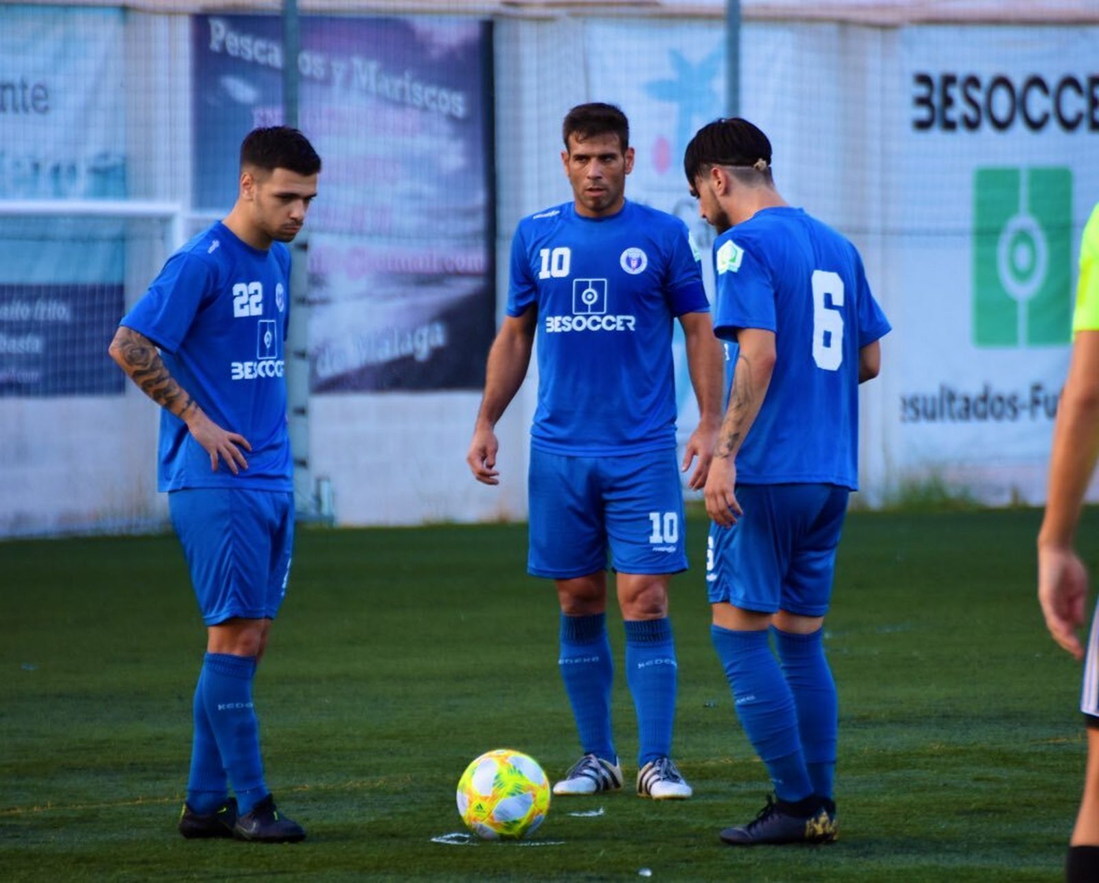 Jugadores de El Palo antes de sacar una falta.