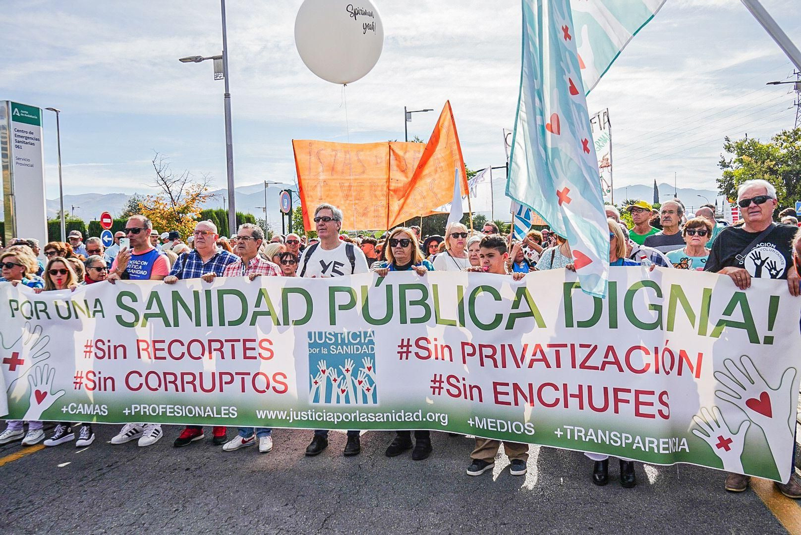 Todas las imágenes de la multitudinaria manifestación por la sanidad pública "digna y de calidad" en Granada