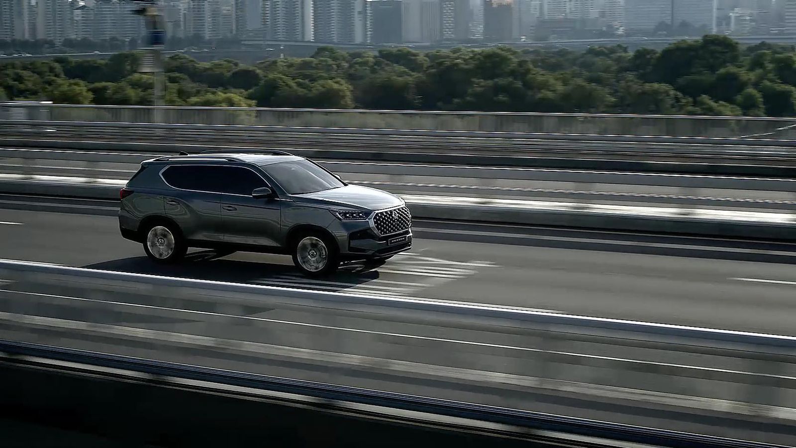 Sobre el asfalto el mayor hándicap del Rexton viene de los movimientos de cabeceo y balanceo de la carrocería.