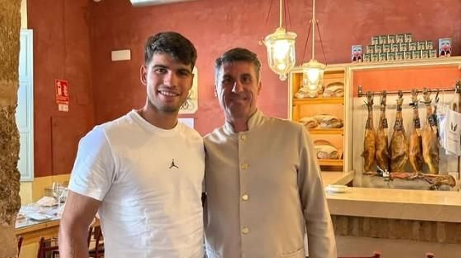 Carlos Alcaraz junto a Ismael Castro, chef de La Almazara de Carmona