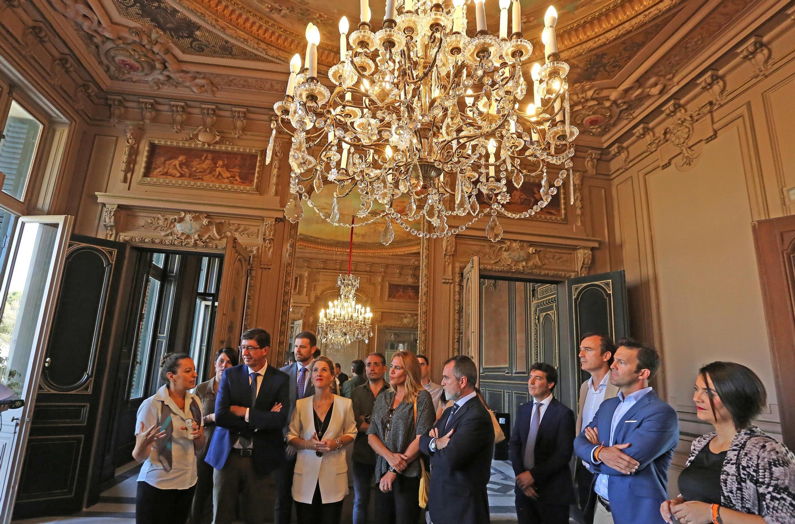 Visita del vicepresidente de la Junta, Juan Marín, con Ana Mestre, María del Carmen Martínez, y concejales de Ciudadanos y PP, en la visita a la Real Escuela del Arte Ecuestre.
