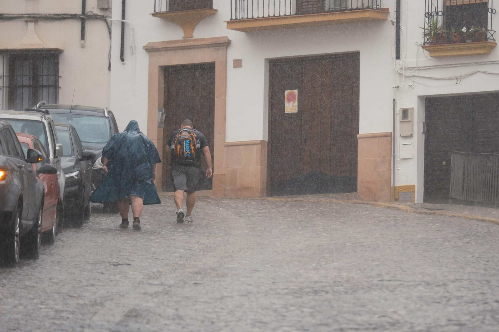Dos personas bajo la lluvia en Ronda.