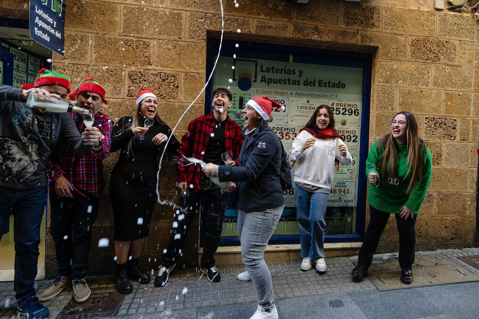 Lotería de Navidad 2023: Las imágenes de la celebración del Gordo en Cádiz