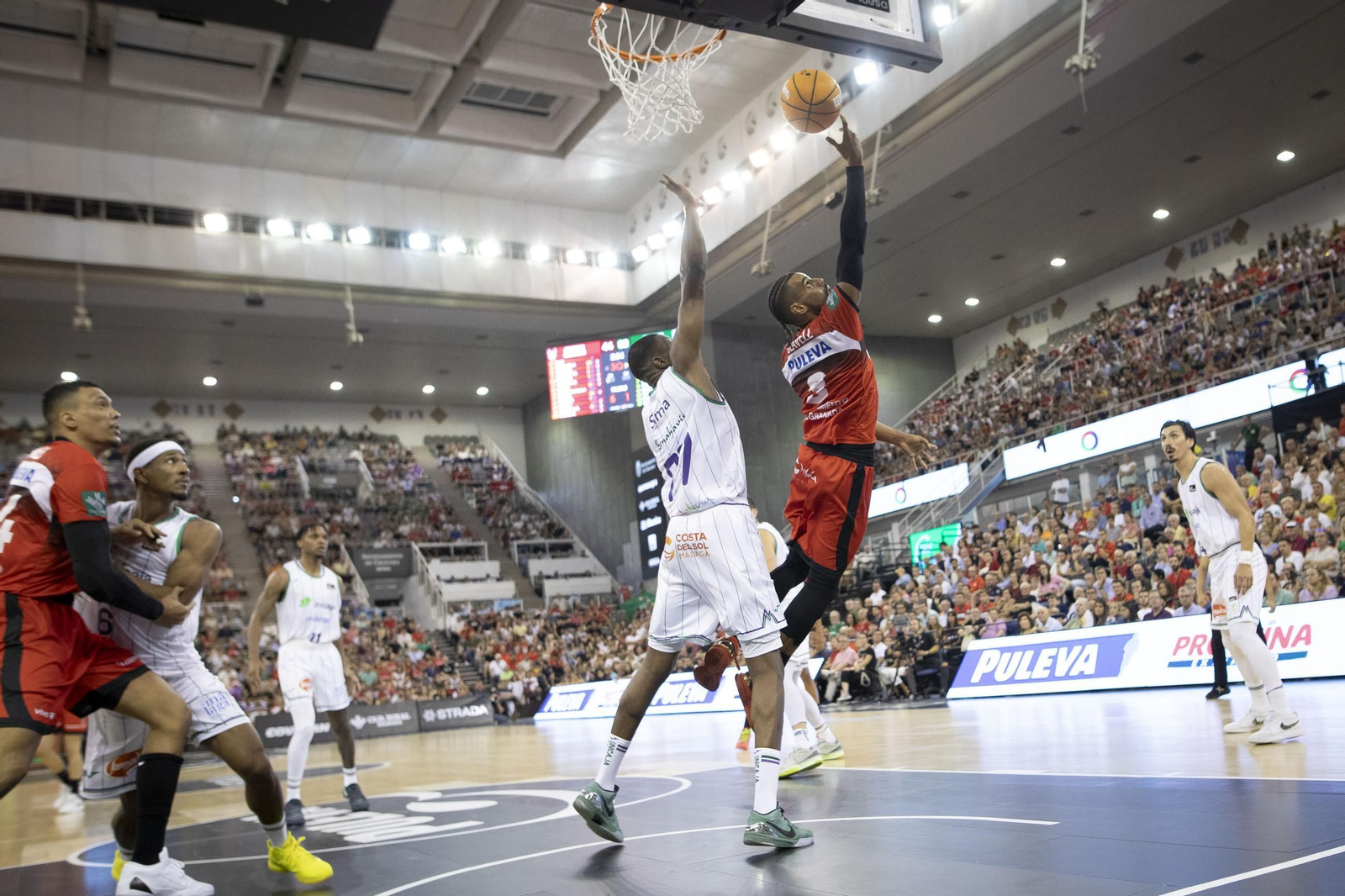 Clavell trata de anotar a aro pasado. Clavell trata de anotar a aro pasado.