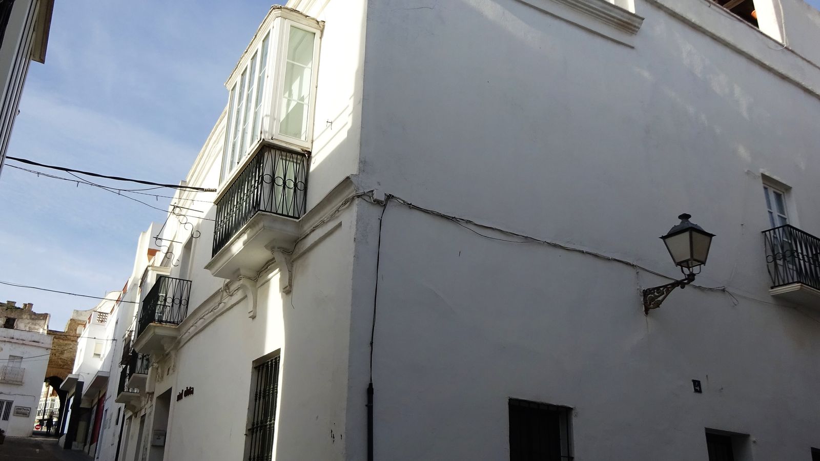 El actual número 18 de la calle Jerez albergó la tercera sede del Ayuntamiento entre 1862 y 1884. Al fondo, la Puerta de Jerez.