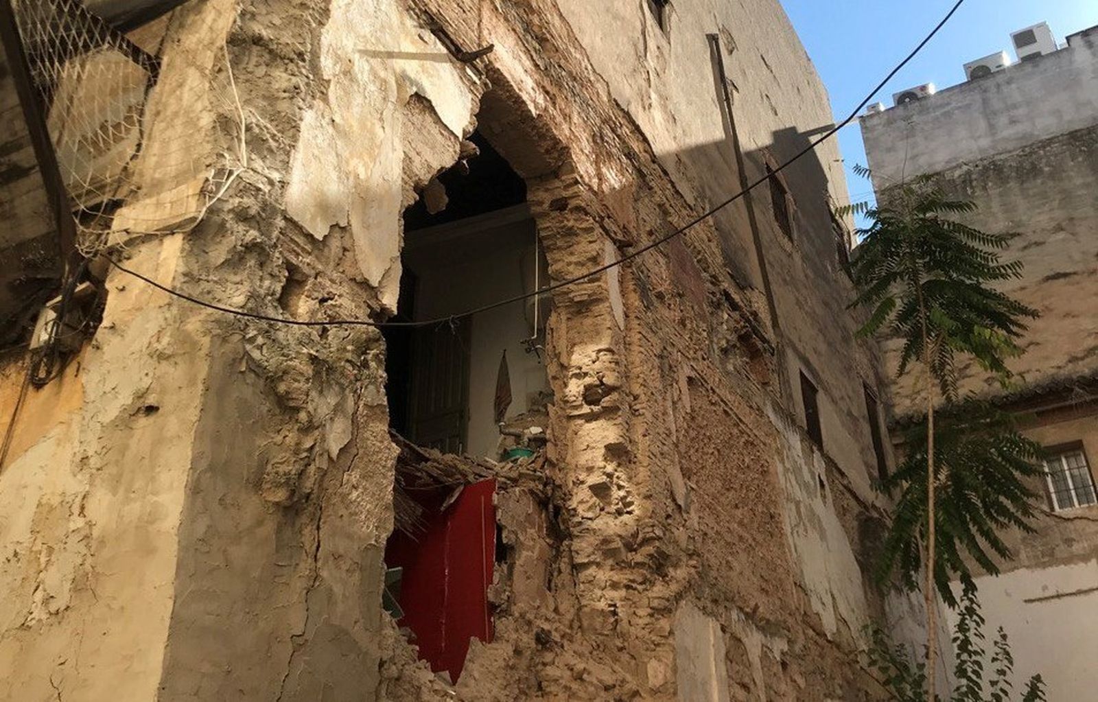 Muro derrumbado en la calle María Cristina.