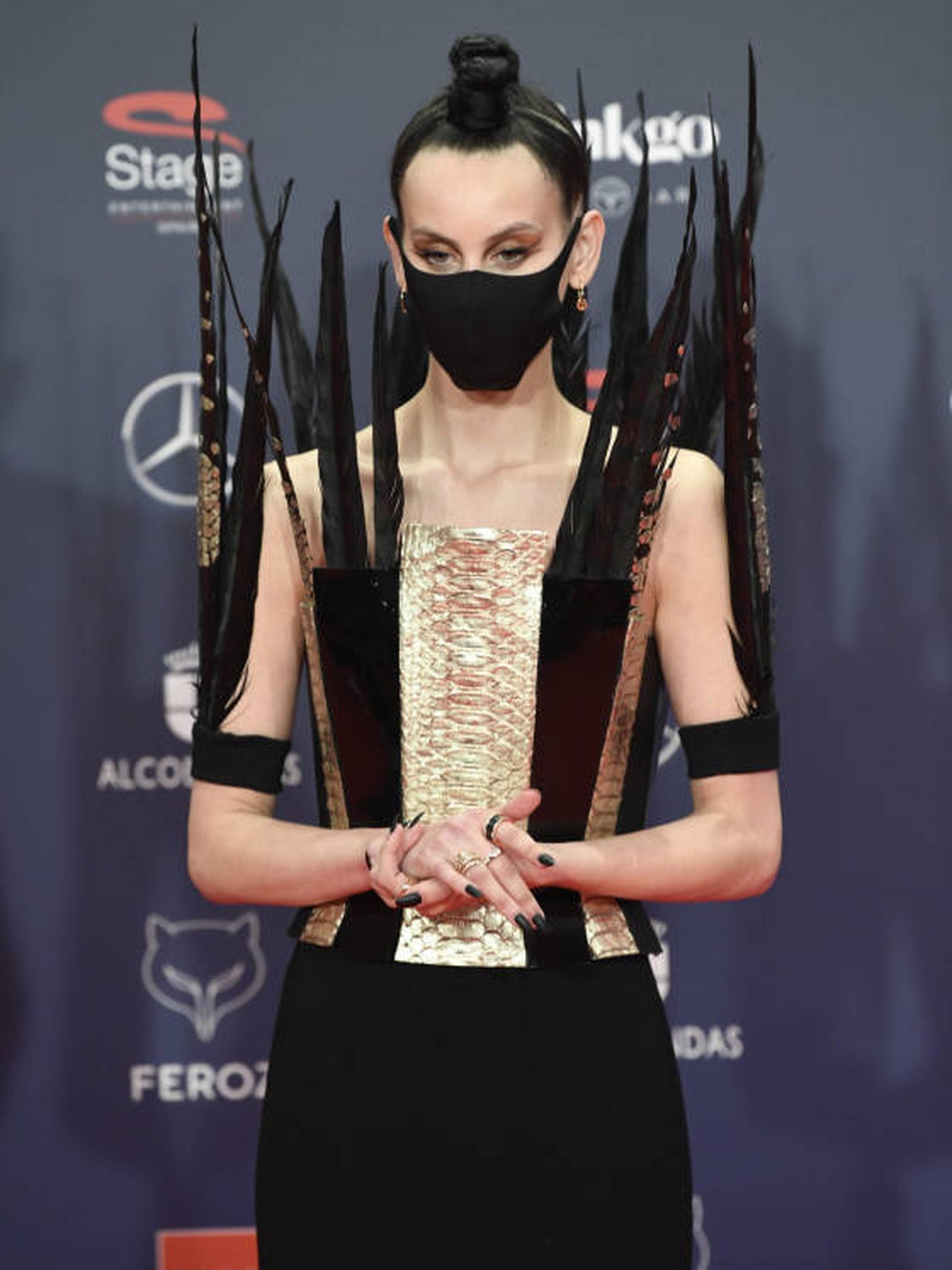 Milena Smit, con su modelo de plumas altivas de Jean Paul Gaultier