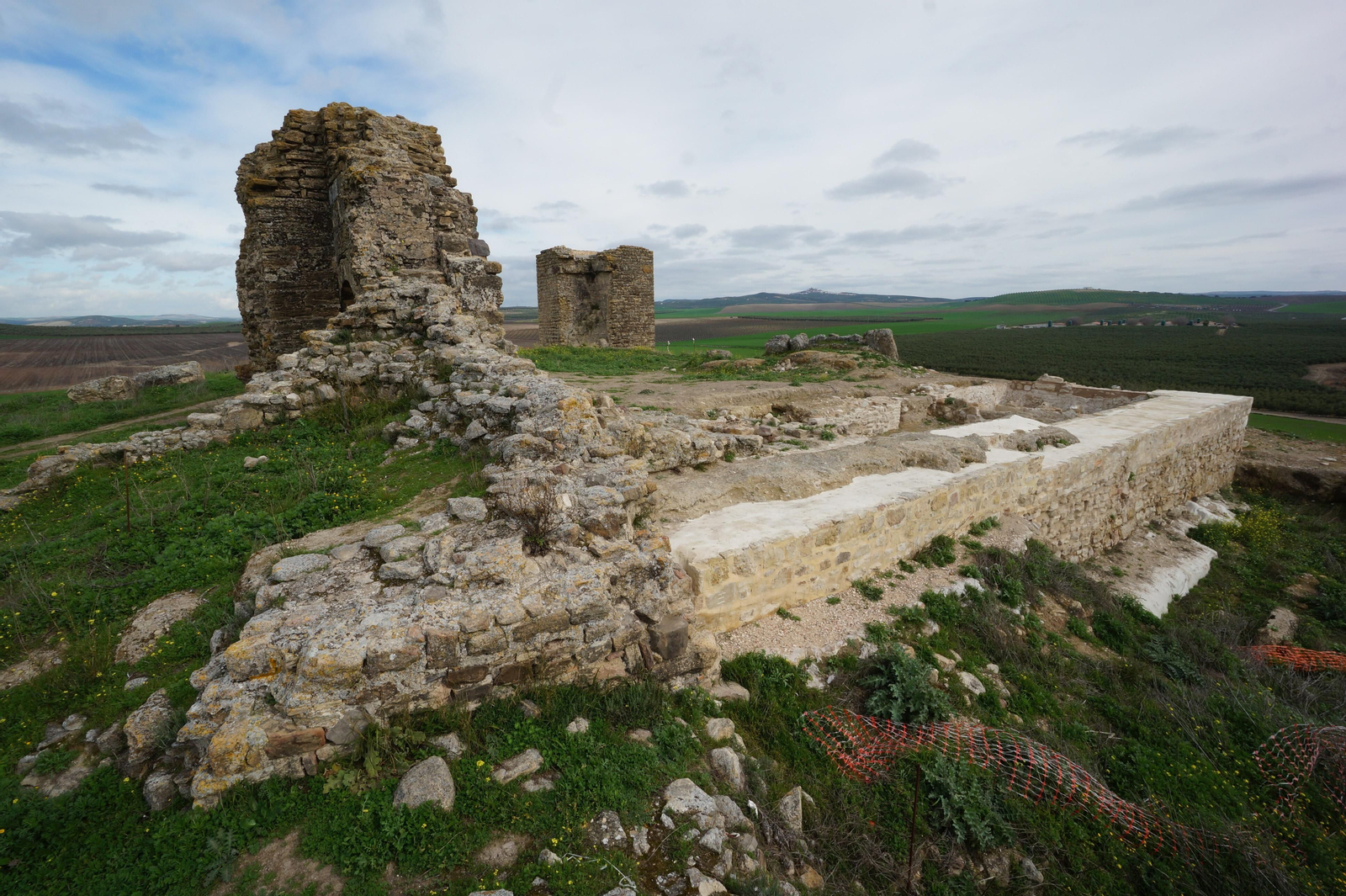 El castillo de Dos Hermanas de Montemayor, en fotografías