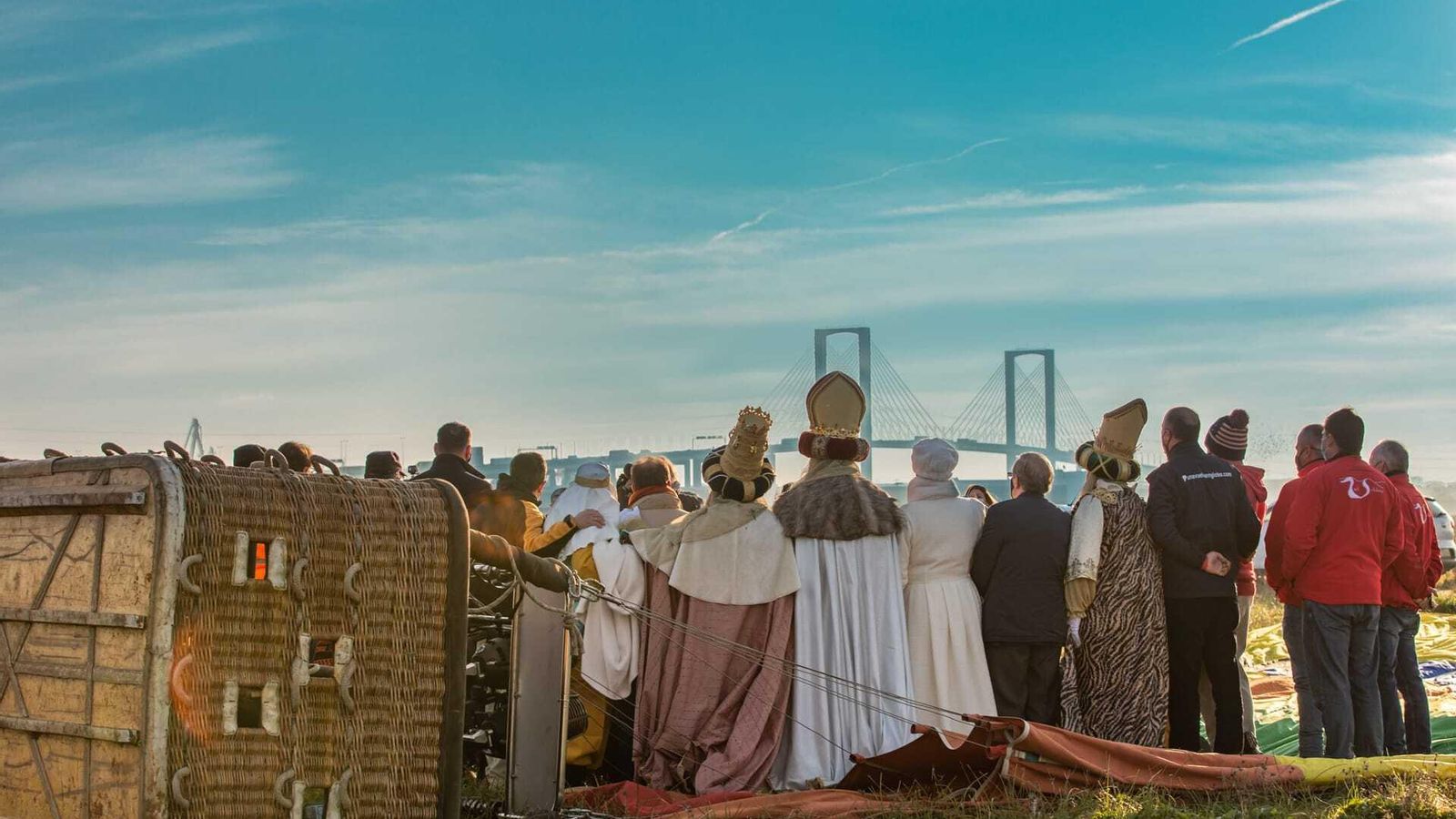 Los Reyes Magos, la Estrella de la Ilusión y la tripulación de Globotur toman tierra en Sevilla.