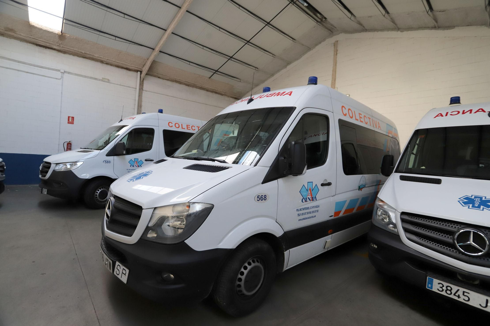 Imágenes del plan de limpieza y desinfección que lleva a cabo el Consorcio de transporte sanitario de Huelva en sus ambulancias.