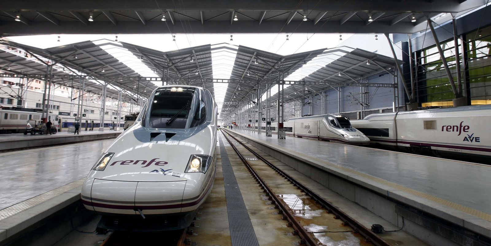 Varios trenes AVE en la estación Málaga María Zambrano.