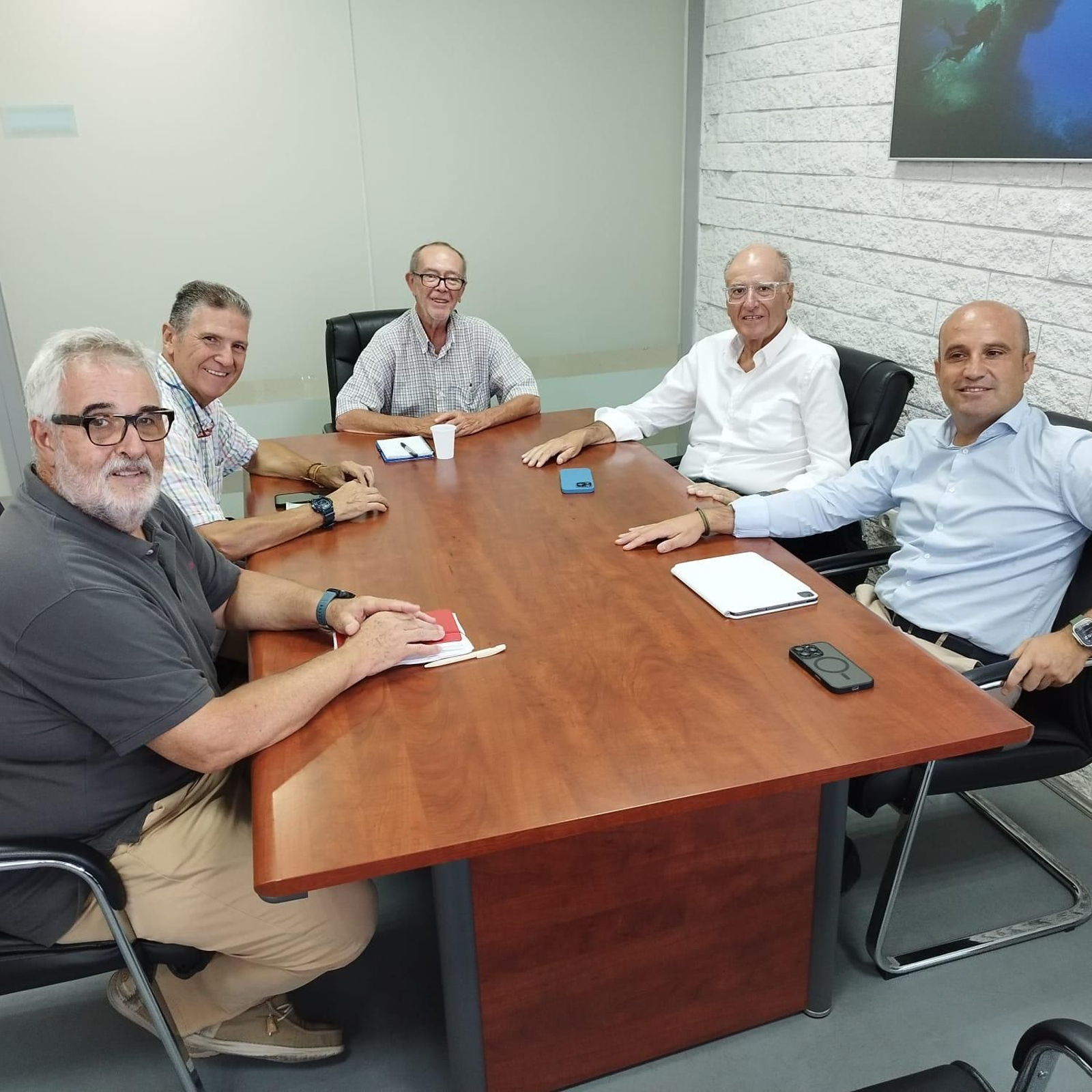 Eugenio Gonzálvez y José Antonio García en un encuentro con miembros de la Mesa en Defensa del Ferrocarril de Almería.