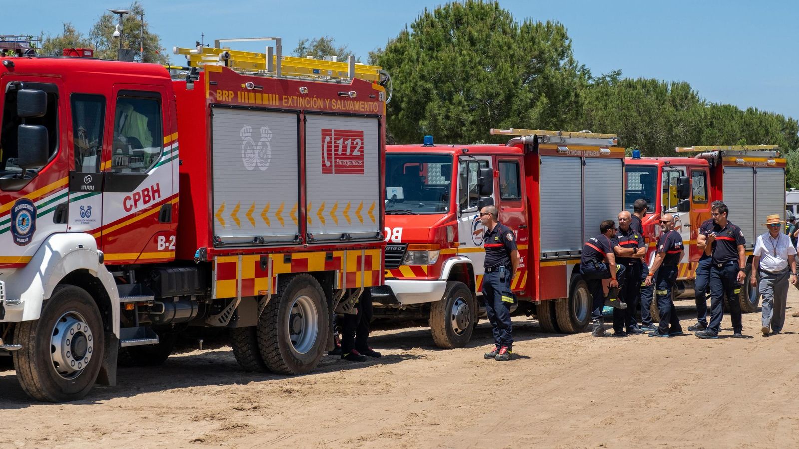 Varios de los camiones de bomberos que oepran estos días en los caminos hacia la aldea. Varios de los camiones de bomberos que oepran estos días en los caminos hacia la aldea.