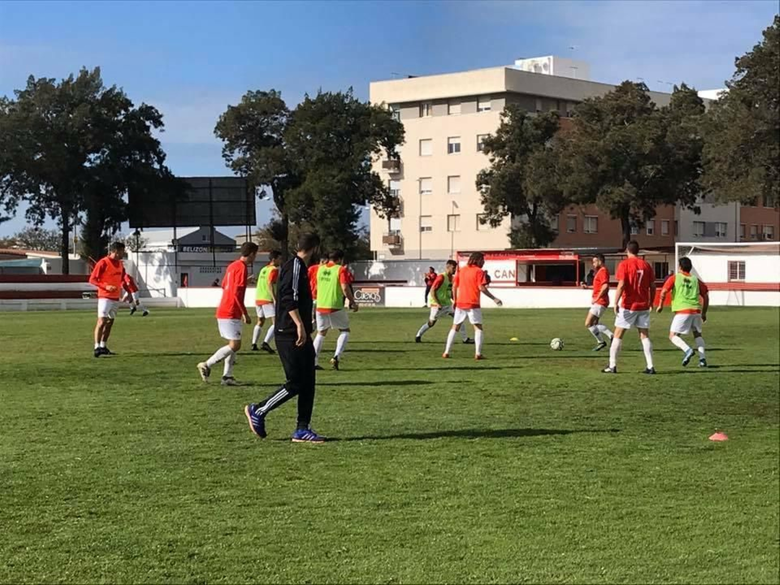 Entrenamiento reciente del Chiclana CF en el campo Municipal.