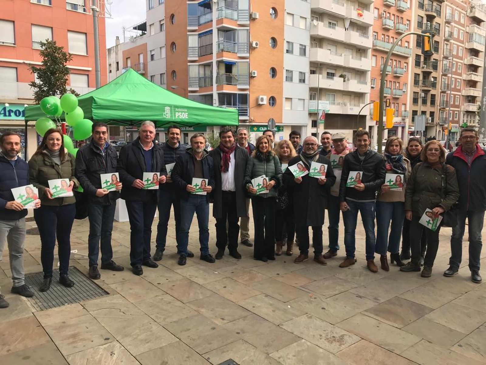 Los socialistas onubenses reparten material electoral en el Mercado del Carmen.