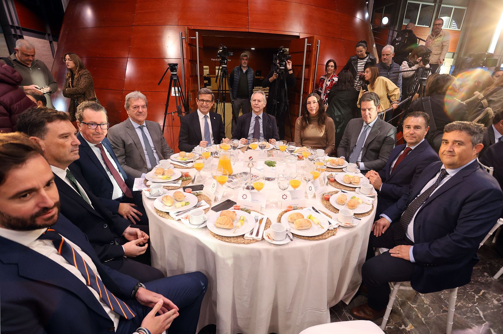 Imágenes de las mesas de invitados al Foro Joly Andalucía