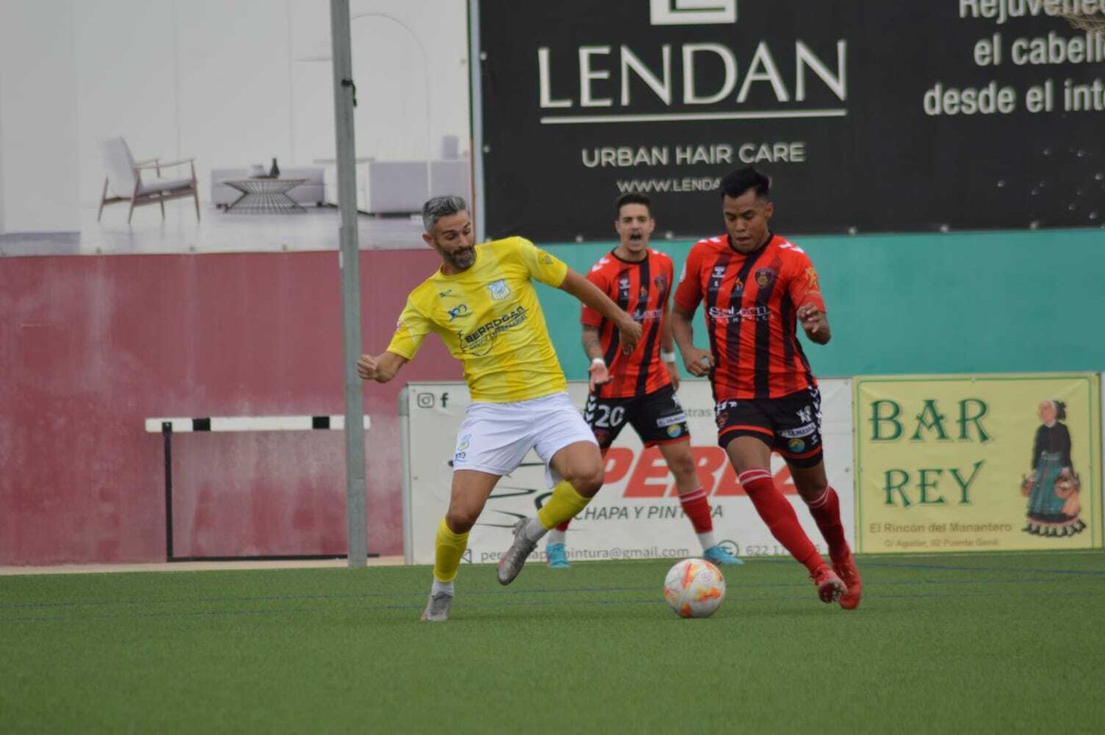 Alan Araiza circula el balón ante la presión del Coria.
