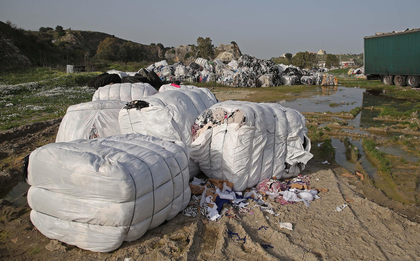 Fotos del vertedero ilegal de restos textiles y retales en el Cortijo Real en Algeciras