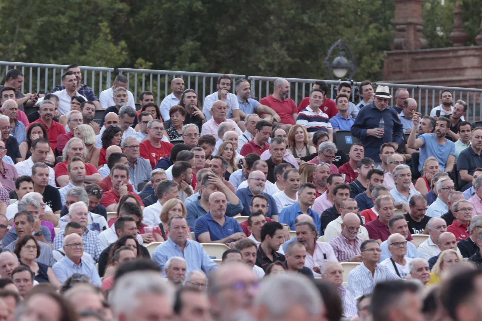 Búscate en las fotos del acto Fieles de Nervión